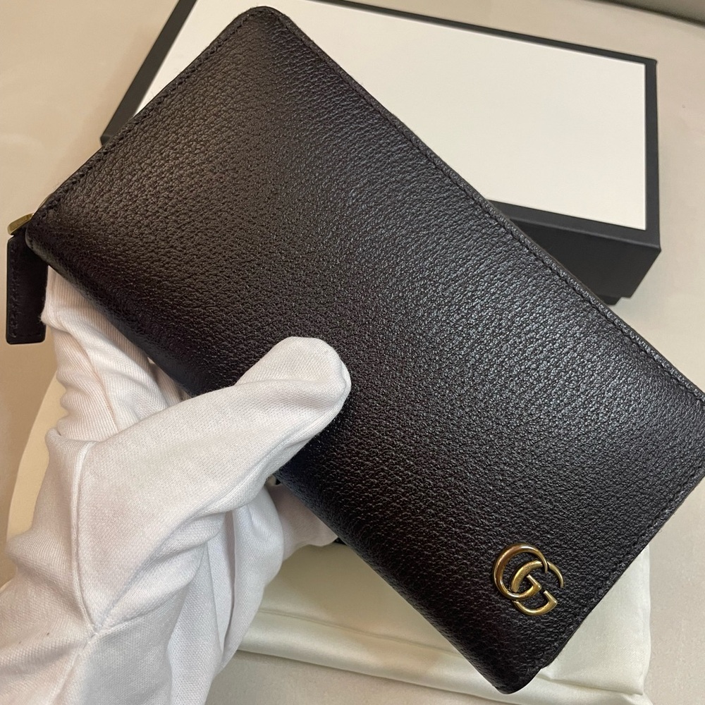 NWT Authentic Gucci leather zip around long wallet in brown